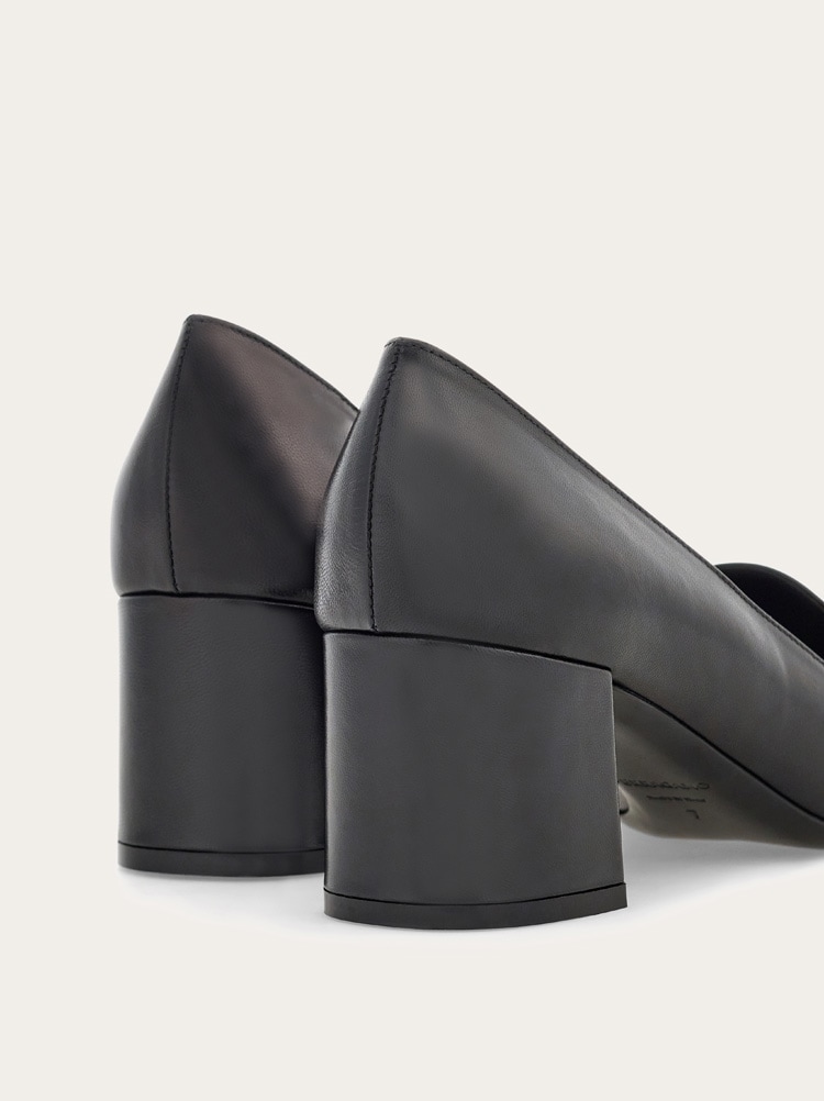 Pump with Gancini ornament - Image 7